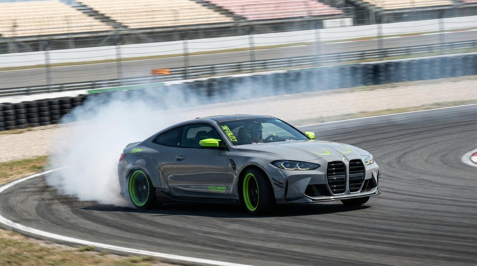 小蓝导航 - 赛道漂移挑战：改装M4极限测试视频